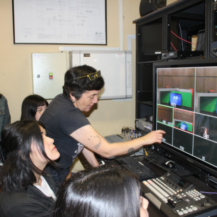 Estudiantes de Cuarto Medio interesados en la carrera de periodismo visitan la escuela gracias al Programa Propedéutico de la Pontificia Universidad Católica de Valparaíso