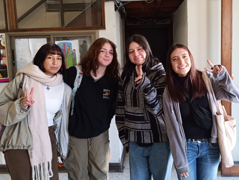 Cuatro estudiantes Propedéutico Eje Ciencias, en su primer día de clases en el Programa. 