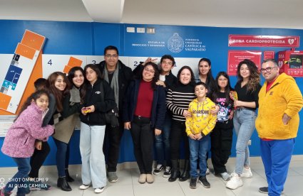 Estudiantes de Ingeniería en Administración de Negocios participan en actividad académica en familia