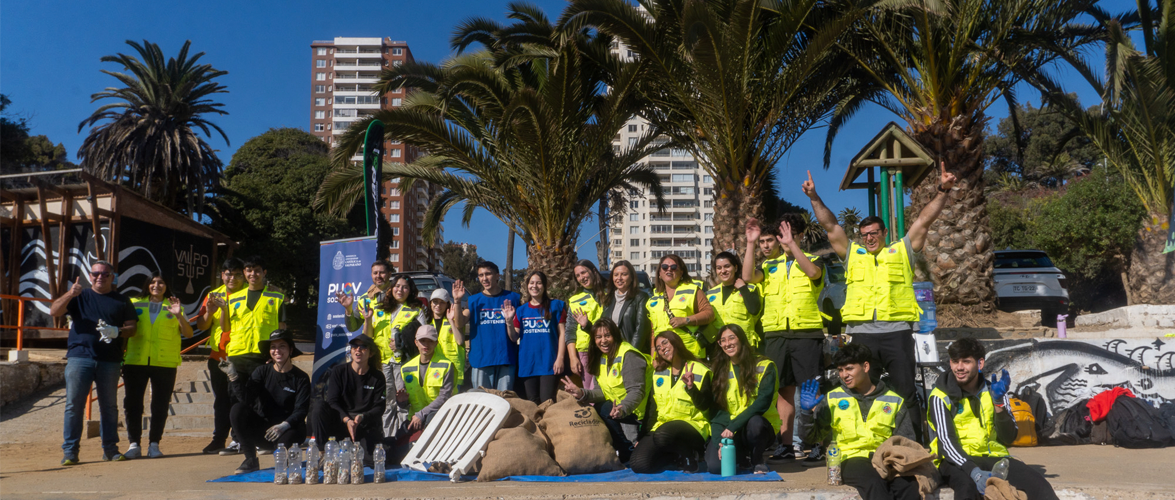 Escuela de Ciencias del Mar participa de exitosa jornada de limpieza de playas en la Semana del Reciclaje PUCV