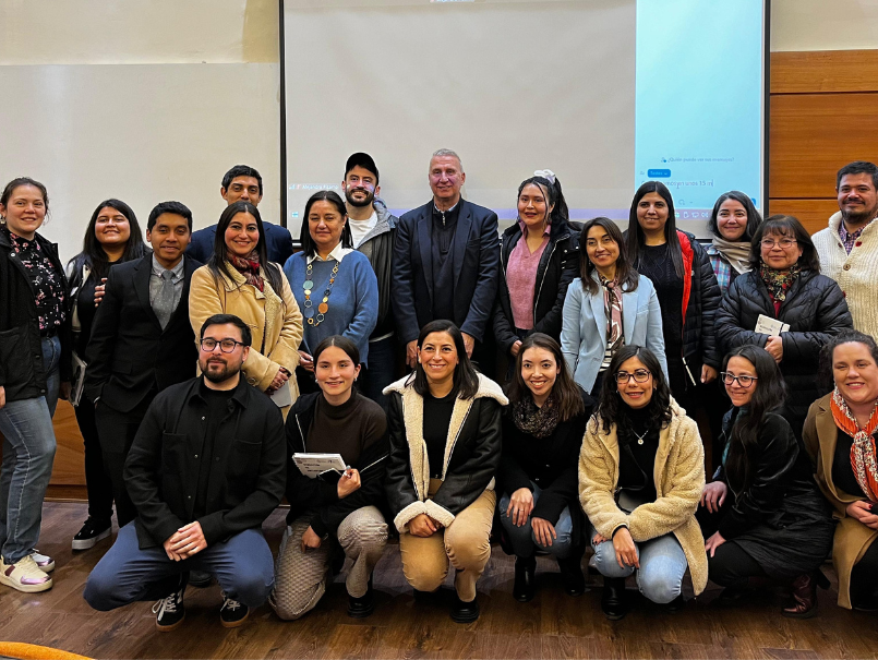 Profesionales que asistieron de manera presencial a charla, posan junto a Alejandro Nató (en centro), experto internacional. 