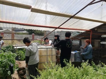 Estudiantes de Pedagogía en Química y Ciencias Naturales visitan la Escuela Intercultural de Laguna Verde para desarrollar proyectos de sostenibilidad