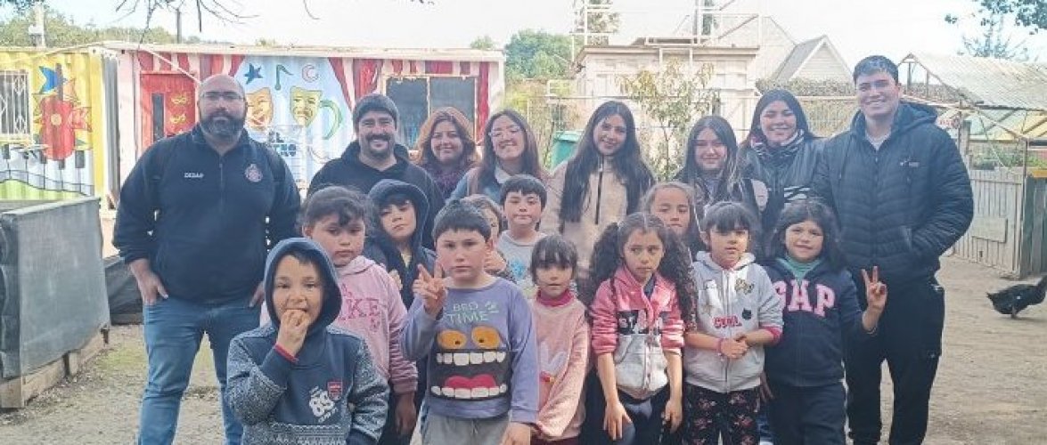 Estudiantes de Pedagogía en Química y Ciencias Naturales visitan la Escuela Intercultural de Laguna Verde para desarrollar proyectos de sostenibilidad