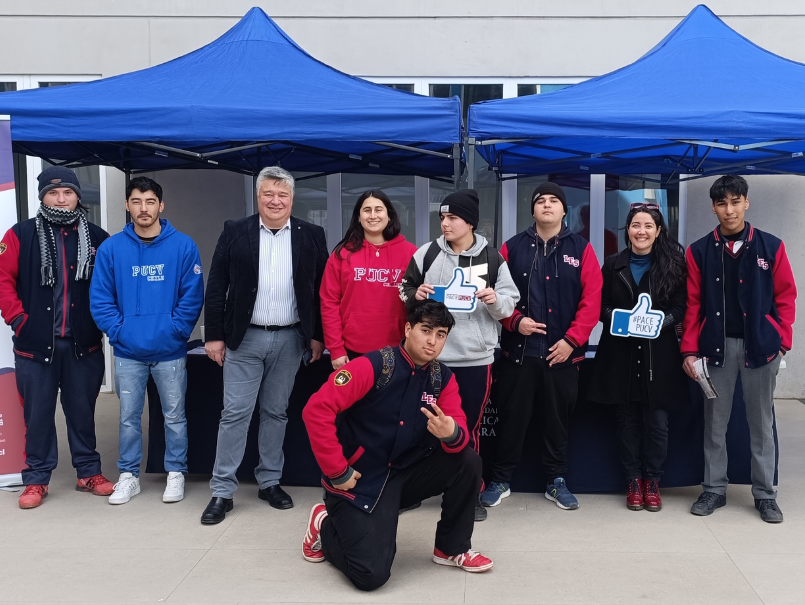 Estudiantes PACE PUCV junto a equipo de la PUCV y Jefe DEPROV San Antonio. 