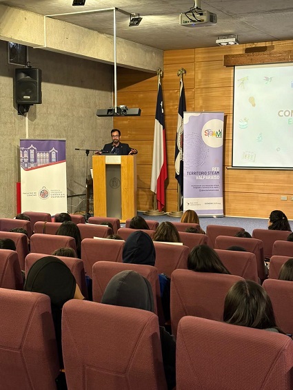 Estudiantes de Petorca visitaron la Facultad de Ciencias junto el Seremi de la Macrozona Centro del Ministerio de Ciencias.