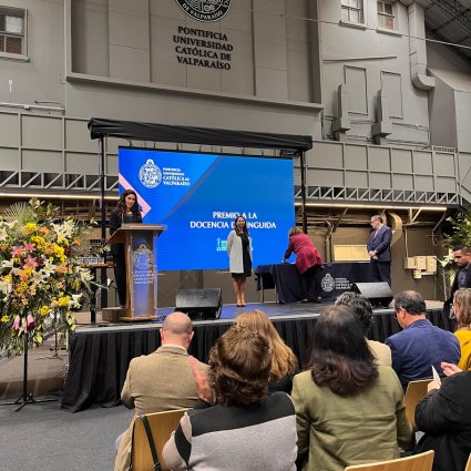 PUCV premia la excelencia: Directora de Inclusión y equipo destacan en ceremonia de reconocimiento