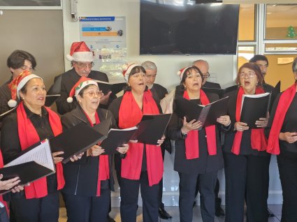 Con villancicos y regalos: Facultad de Teología participa en visita de Navidad al Hospital Gustavo Fricke de Viña del Mar