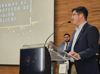 Alumni de la Facultad Eclesiástica de Teología PUCV es reconocido con el Premio Elisa Valdés 2025