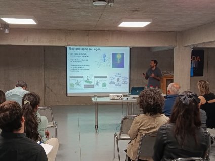 Profesor Roberto Bastías organiza simposio sobre investigación de Bacteriófagos en Chile