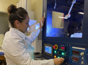 Desarrollan recubrimiento para prótesis óseas y dentales que reduce riesgos de infección y rechazo