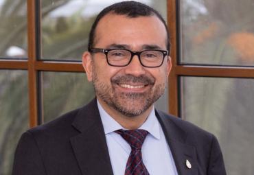 Profesor Guillermo Oliver es reelegido como miembro del Capítulo Académico de la PUCV y asume su presidencia