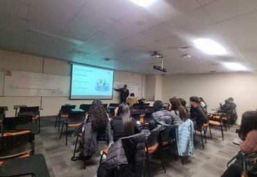 Alumni del Instituto de Filosofía PUCV imparte curso sobre salud mental en el Programa BETA