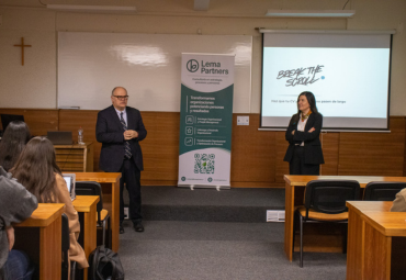 Charla de inserción profesional preparó a estudiantes de Derecho PUCV para la IV Feria Laboral