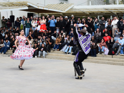 Con gran convocatoria Facultad celebra Fiestas Patrias en el Campus Curauma